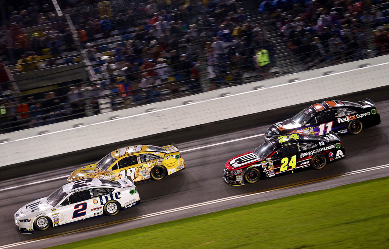 Kes got a push from Jeff Gordon to pass Kyle Busch for the lead on Lap 57.